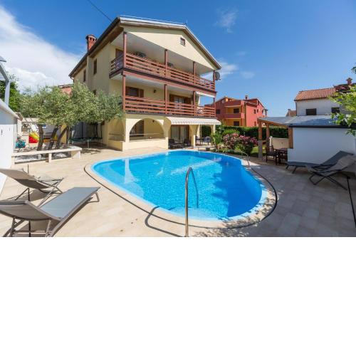 Family friendly apartments with a swimming pool Novigrad - 11242