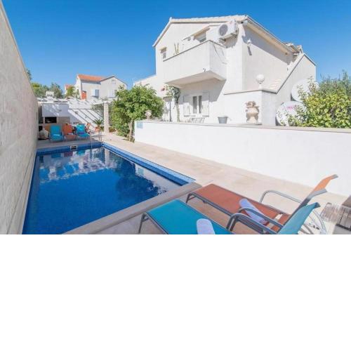 Family friendly apartments with a swimming pool Supetar, Brac - 16774