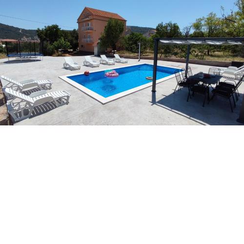 Family friendly apartments with a swimming pool Vinisce, Trogir - 12676