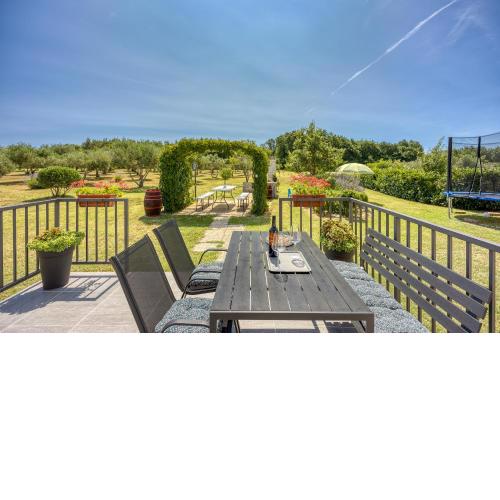 Family Friendly House Kacana - Happy Rentals