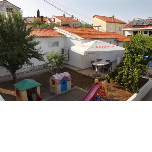 Family friendly seaside apartments Preko, Ugljan - 8232