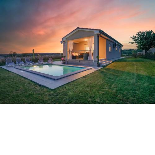 Family holiday house with private pool and playground