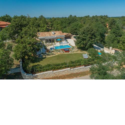 Family Villa Lipica with private pool and jacuzzi