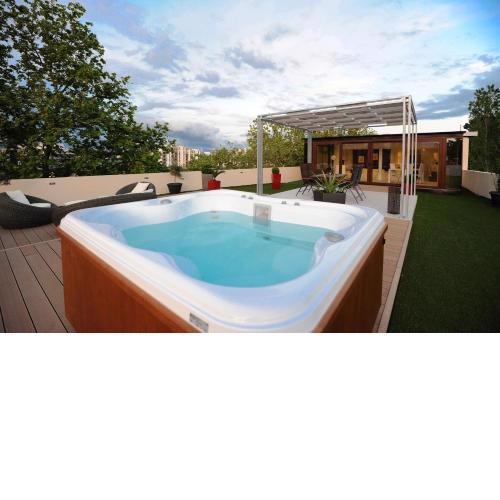 Feel Good Penthouse With Jacuzzi