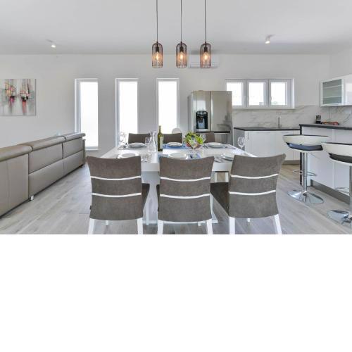 Ferienhaus mit Privatpool für 8 Personen ca 125 qm in Vrsi, Dalmatien Norddalmatien