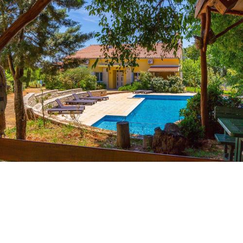 Ferienwohnung mit großem Pool, 2 Schlafzimmer, Waschmaschine, Klima, WLAN, Observatorium, Volleyballplatz, Tischtennis und Kicker