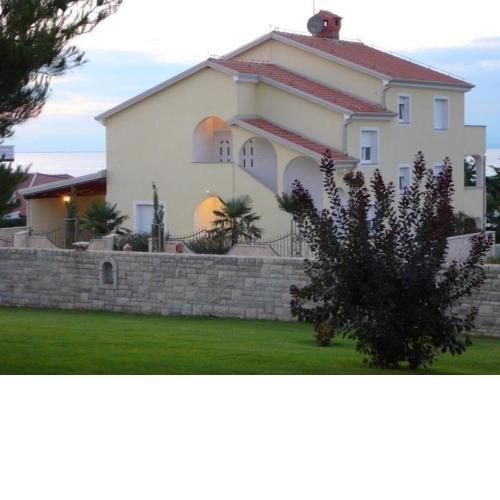 Ferienwohnung mit Pool, Garten und Meerblick