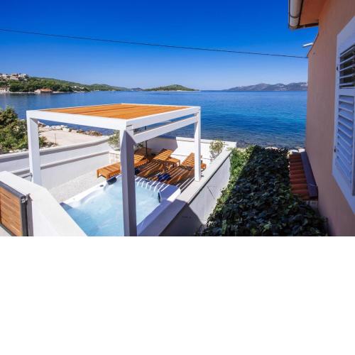 First row next to sea apartments with infinity jacuzzi