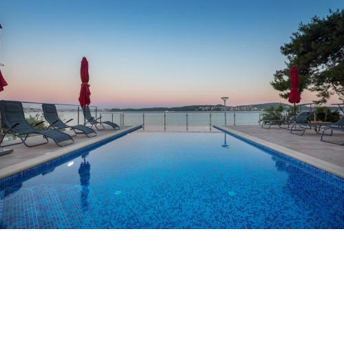 Gem of the sea luxury beach apartment with brand new heating infinity pool