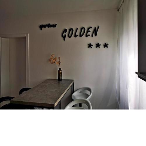 GOLDEN - self CHECK IN