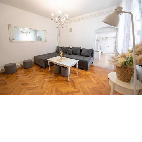 GoodLife Holiday House - Family & Friends