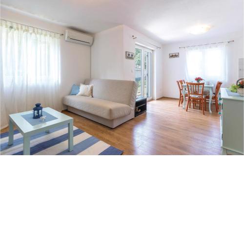 Gorgeous Apartment In Betiga With Kitchen