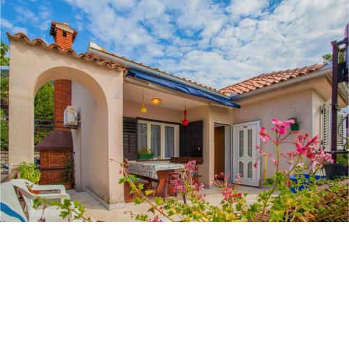 Gorgeous Apartment In Cres With Kitchen