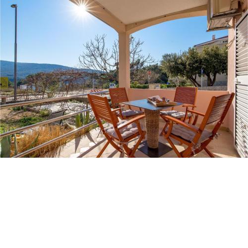 Gorgeous Apartment In Cres With Wifi