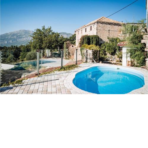 Gorgeous Apartment In Gruda With Jacuzzi