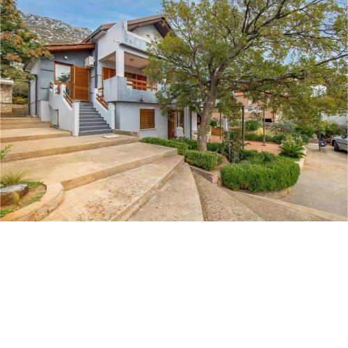 Gorgeous Apartment In Karlobag With Wifi