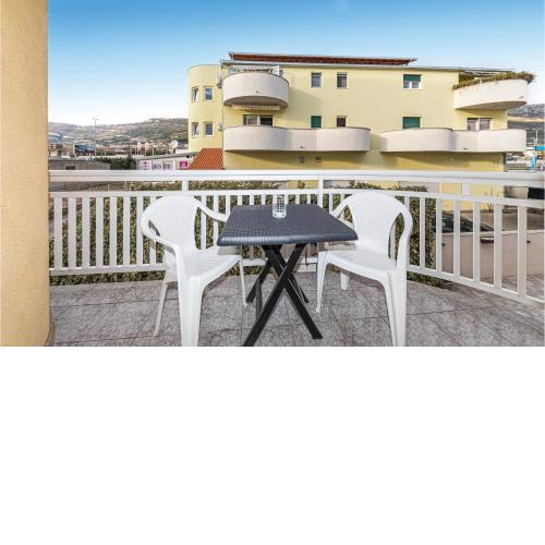 Gorgeous Apartment In Kastel Luksic With Wifi