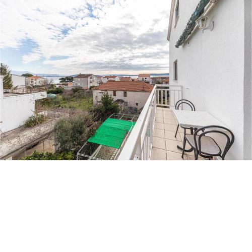 Gorgeous Apartment In Kastel Stafilic