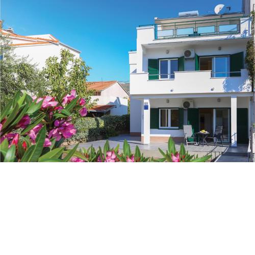 Gorgeous Apartment In Kastel Stari With Wifi
