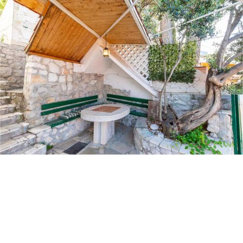 Gorgeous Apartment In Lokva Rogoznica With Wifi