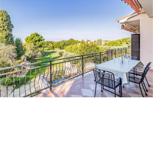 Gorgeous Apartment In Medulin With Kitchen