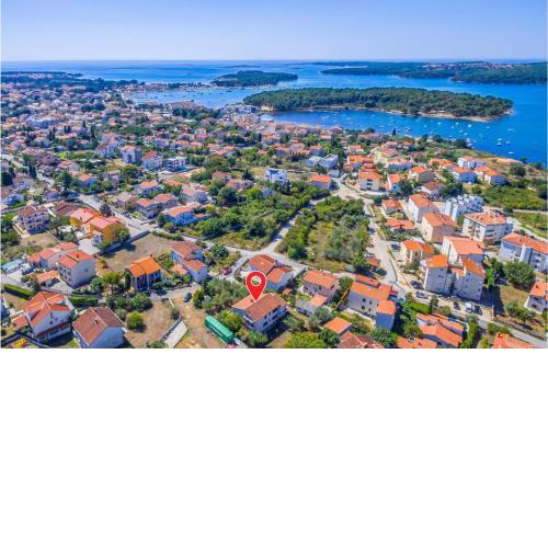 Gorgeous Apartment In Medulin With Kitchen