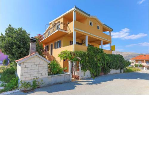 Gorgeous Apartment In Okrug Donji With Kitchen