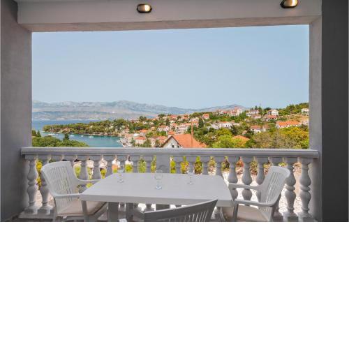 Gorgeous Apartment In Supetar-Splitska