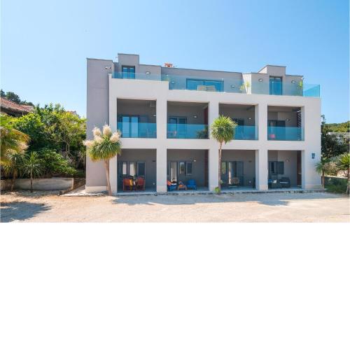 Gorgeous Apartment In Sutivan With Wifi