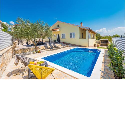 Gorgeous Home In Bilice With Wifi