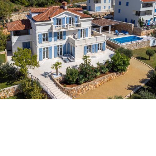Gorgeous Home In Cres With Kitchen