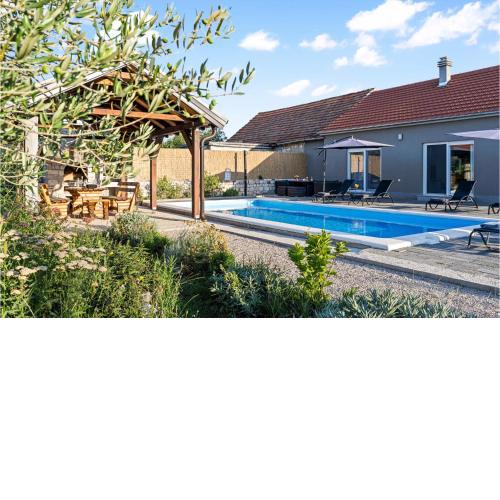 Gorgeous Home In Drinovci With Wifi