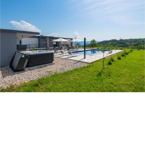 Gorgeous Home In Grubine With Jacuzzi