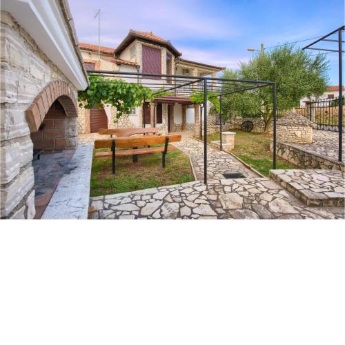Gorgeous Home In Jadreski With Kitchen