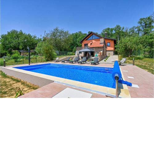 Gorgeous Home In Kapela With Jacuzzi