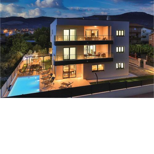Gorgeous Home In Kastel Novi With Wifi