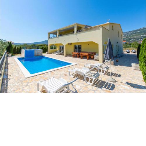 Gorgeous Home In Kastel Stari With Jacuzzi
