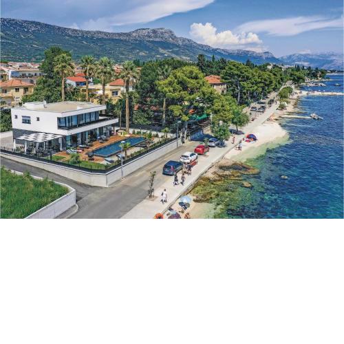 Gorgeous Home In Kastel Stari With Jacuzzi