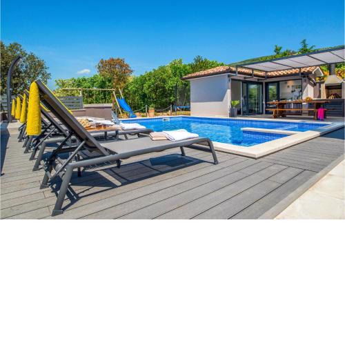 Gorgeous Home In Koromacno With House Sea View