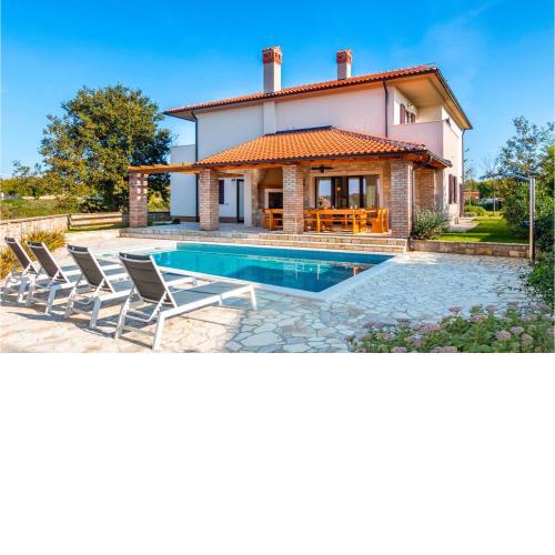 Gorgeous Home In Krmed With Wifi
