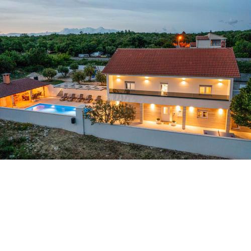 Gorgeous Home In Nadin With Wifi