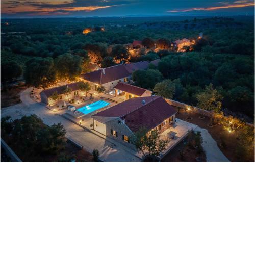 Gorgeous Home In Oklaj With Outdoor Swimming Pool