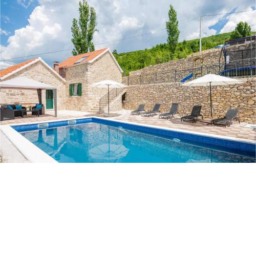 Gorgeous Home In Ricice With Lake View