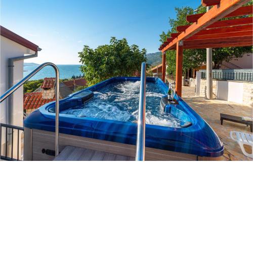 Gorgeous Home In Rovanjska With Jacuzzi