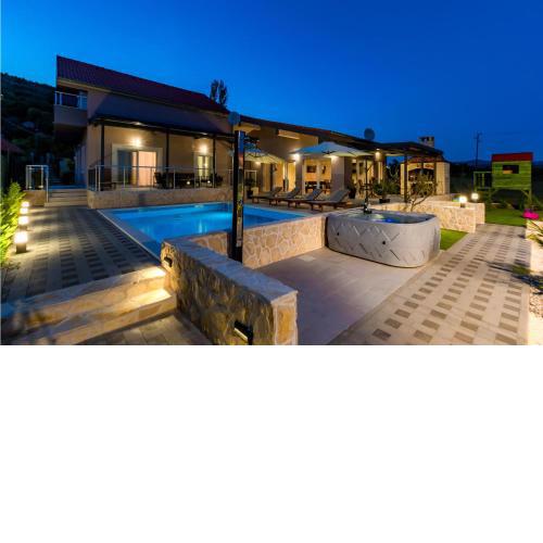 Gorgeous Home In Siveric With Sauna
