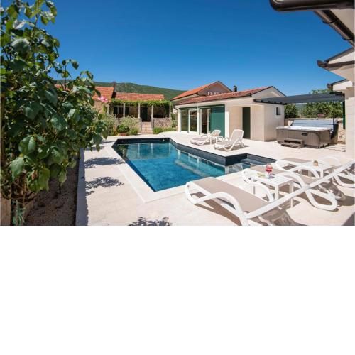 Gorgeous Home In Slivno With Heated Swimming Pool