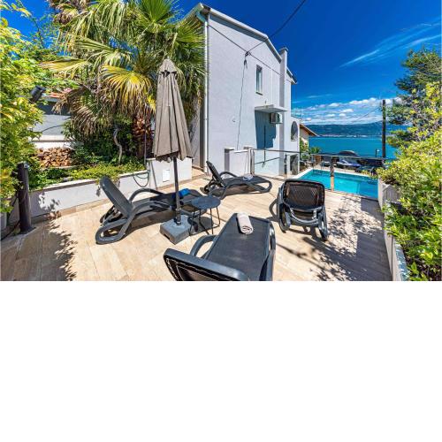 Gorgeous Home In Trogir With Jacuzzi