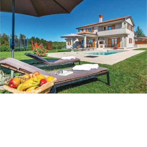 Gorgeous Home In Trosti With Jacuzzi