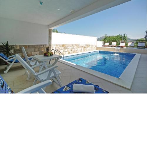 Gorgeous Home In Umcani With Heated Swimming Pool
