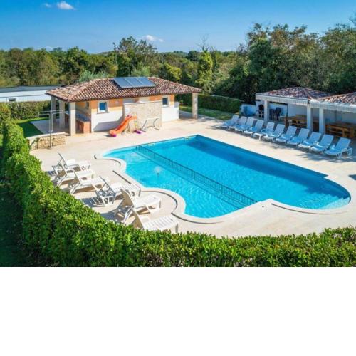 Gorgeous Mobile Home in Banjole with Swimming Pool